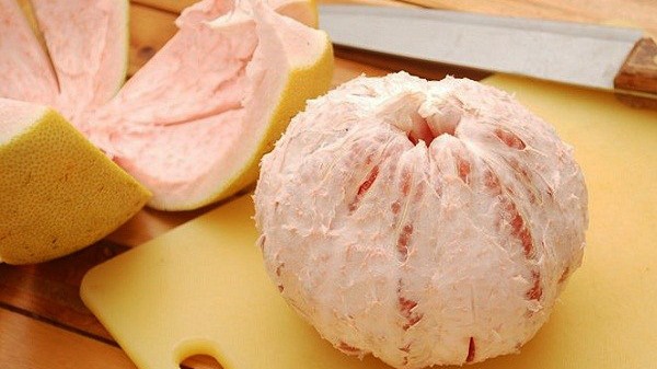 Mách bạn cách lột vỏ bưởi, tách múi bưởi nhanh, đơn giản nhất