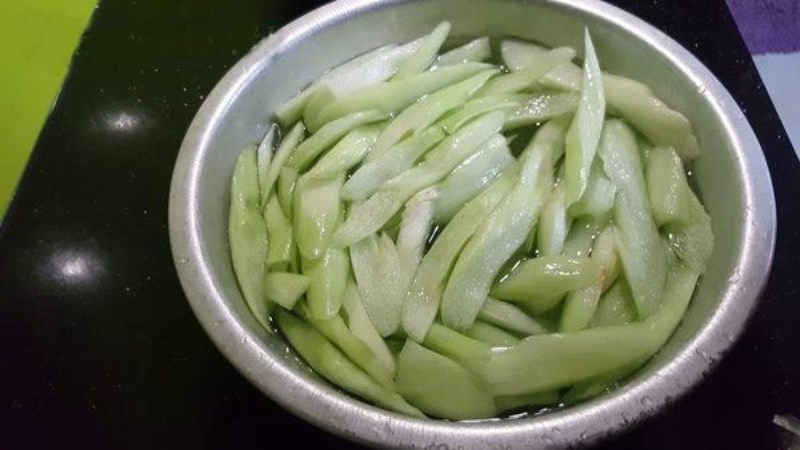 3 cách làm dọc mùng hết ngứa khi sơ chế