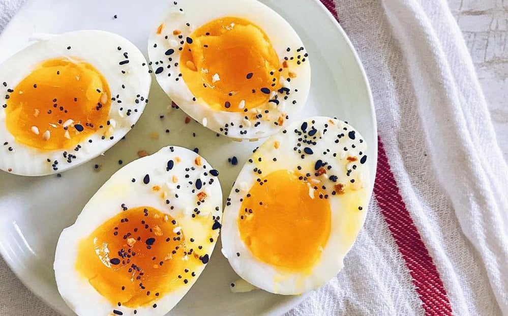 Nhiệt độ để luộc trứng bao nhiêu thì tái lòng đào hoặc chín hẳn?