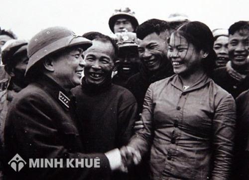 Đại tướng Võ Nguyên Giáp khen ngợi nhân dân địa phương và anh chị em công nhân đội vận tải Sông Gianh, Quảng Bình đã góp phần tích cực vận chuyển hàng ra tiền tuyến năm 1968