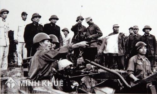 Đại tướng Võ Nguyên Giáp và trung tướng Song Hào, Chủ nhiệm Tổng cục Chính trị Quân đội Nhân dân Việt Nam quan sát Đại đội 6, Trung đoàn 233, Đoàn Cao xạ Đống Đa huấn luyện vào Tết Mậu Thân 1968