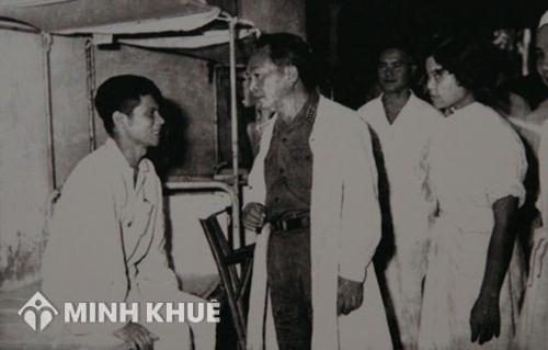 Đại tướng thăm thương, bệnh binh ở Quân y Viện 108 nhân ngày Thương binh Liệt sĩ 27/7/1969. Ảnh: Sách ảnh 