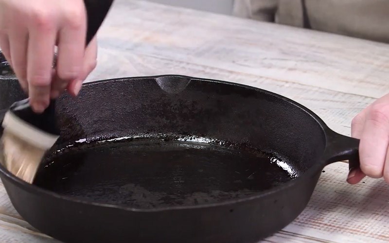 Tại sao cần phải tôi chảo mới? Cách tôi chảo mới nhanh chóng