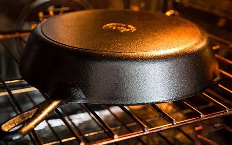 Tại sao cần phải tôi chảo mới? Cách tôi chảo mới nhanh chóng