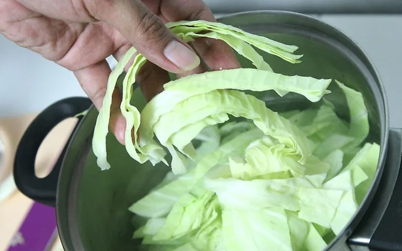 Cách luộc rau bắp cải ngon và giòn thơm xanh mướt không bị vụn