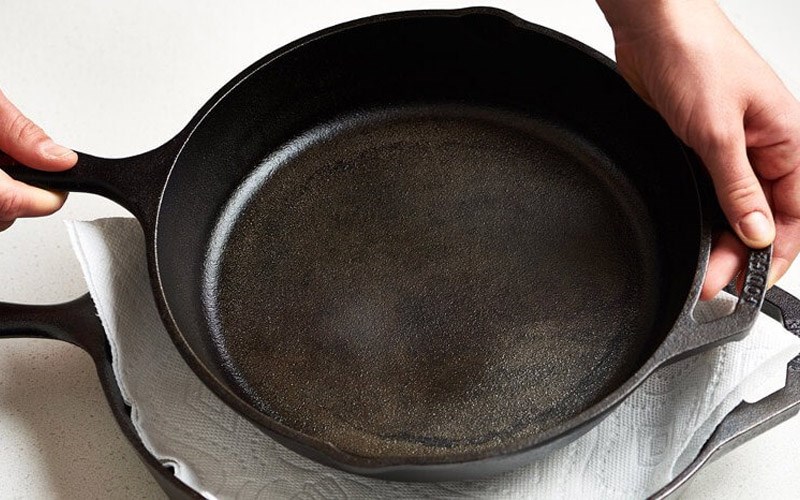 Tại sao cần phải tôi chảo mới? Cách tôi chảo mới nhanh chóng