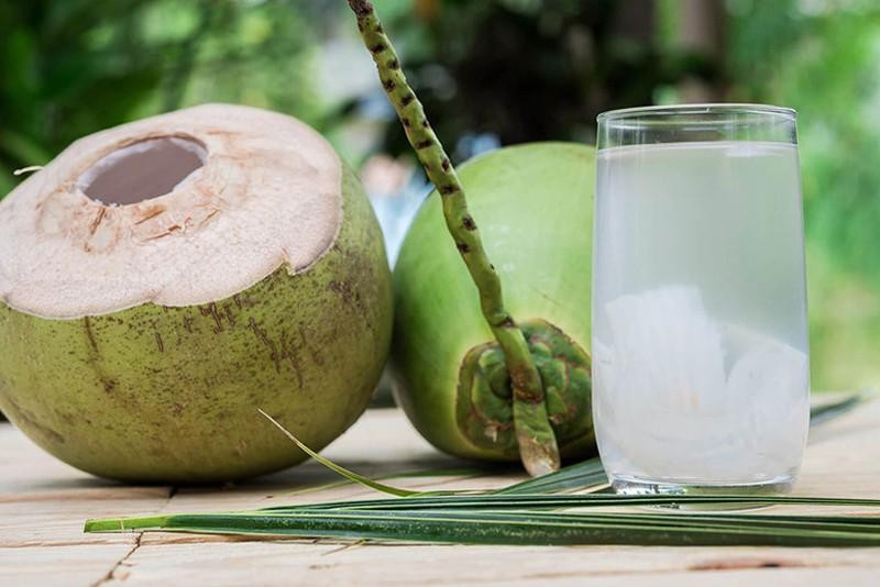 Uống nước dừa có bị đầy bụng không?
