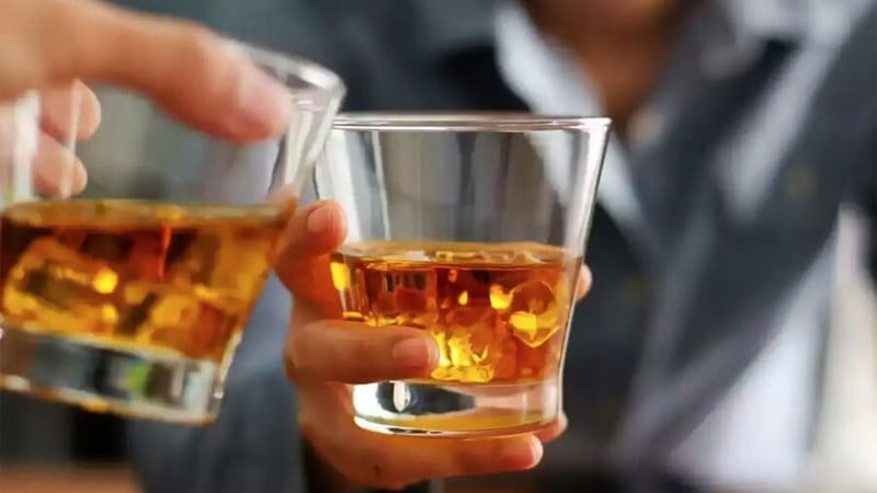 Hướng dẫn cách cầm ly rượu vang quý tộc, những lưu ý khi cầm và rót rượu đúng cách