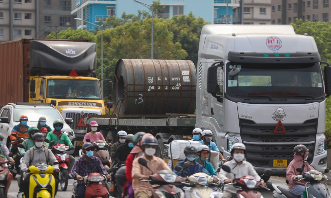 Xe container chở thép cuộn bị rơi xuống đường có bị xử phạt?