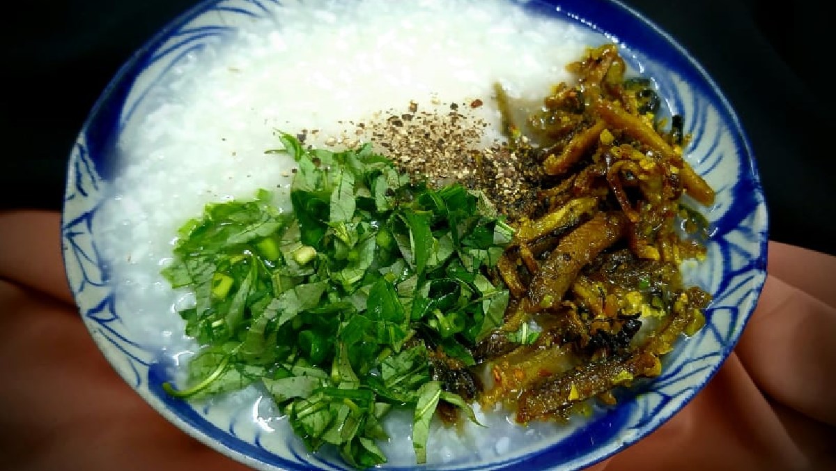 Nên nấu cháo lươn với rau gì để bổ sung dinh dưỡng cho bé