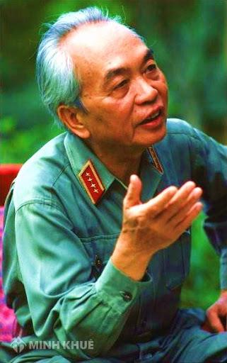   Đại tướng trong một buổi nói chuyện nhân dịp kỷ niệm 30 năm chiến thắng Điện Biên Phủ (1954-1984) tại Hà Nội. Ảnh: Alex Bowie