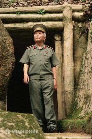 Tướng Giáp bên một di tích chiến tranh ở Điện Biên Phủ năm 1994.