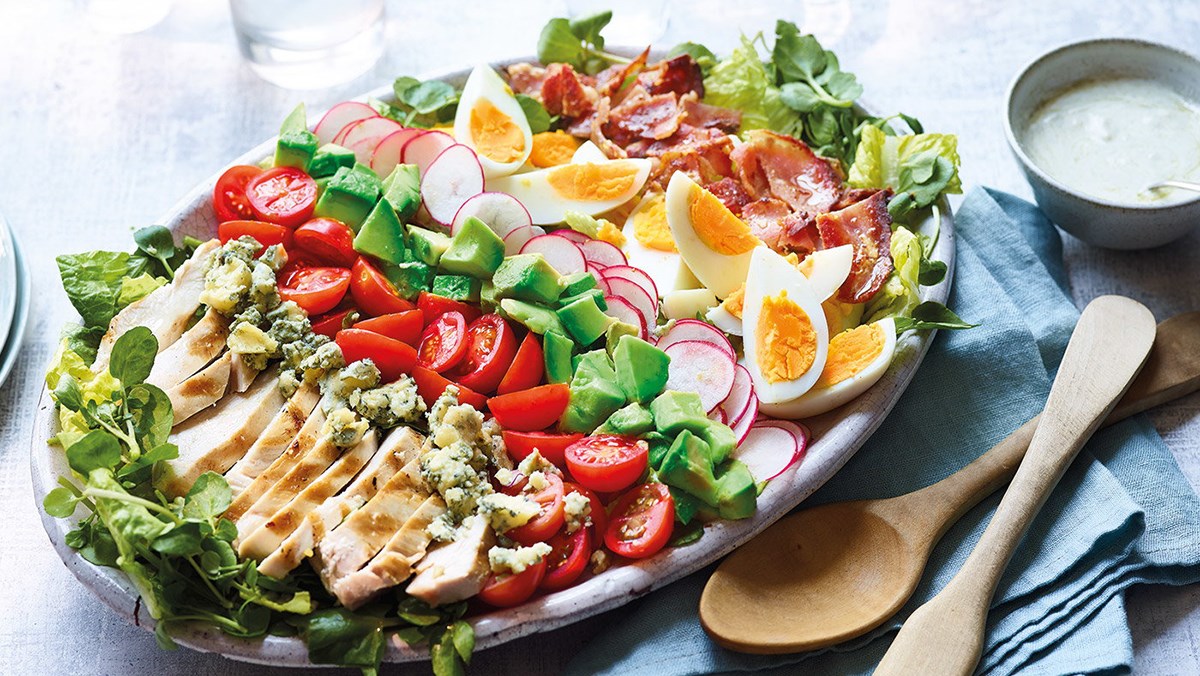 Cobb salad là gì? Cách làm cobb salad đơn giản tại nhà