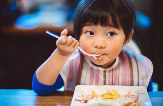 Chế độ dinh dưỡng cho trẻ mầm non
