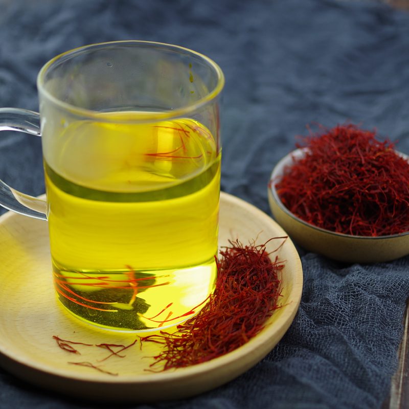 Uống saffron với nước ấm