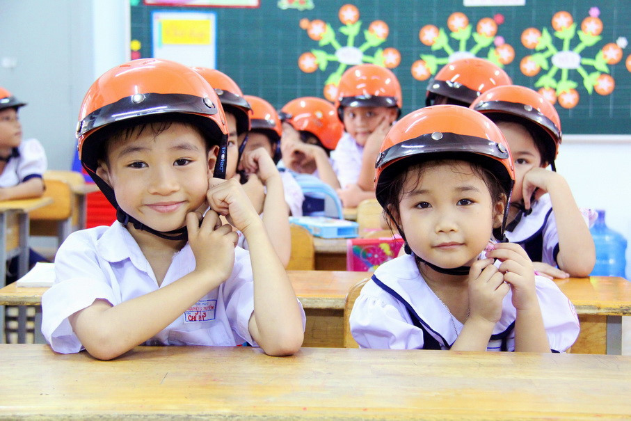 Chọn phương án điền các từ còn thiếu trong nội dung mô tả các bước về “Đội mũ bảo hiểm an toàn” dưới  đây?