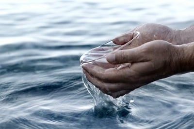 Vì sao nước biển có màu xanh và vị mặn? Tại sao sóng biển có màu trắng?