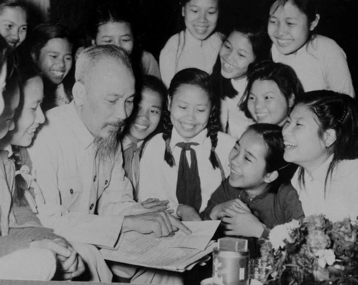 Mẫu trang trí bảng khai giảng năm học mới 2022-2023