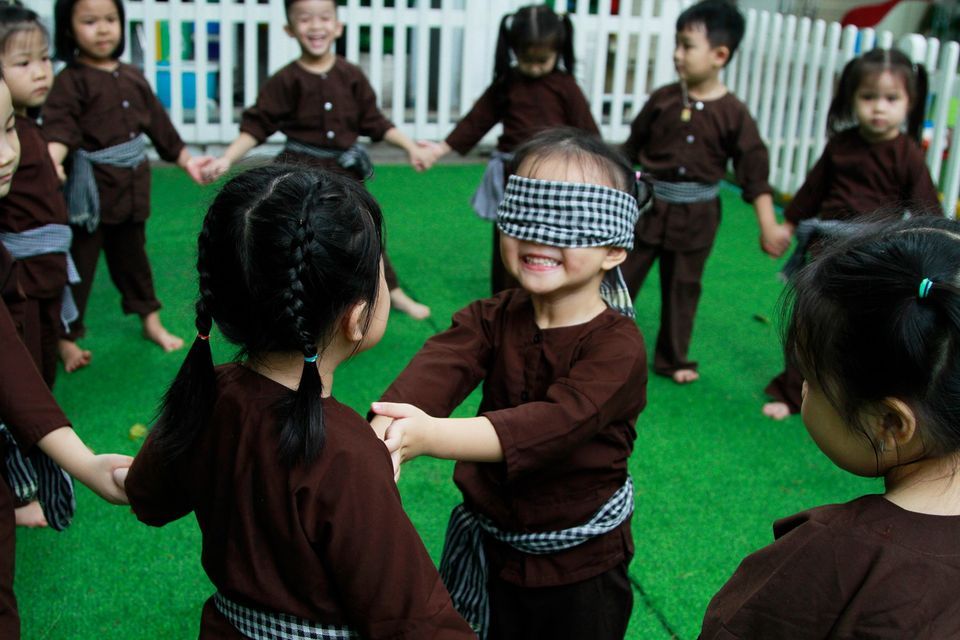 Cách chơi trò chơi dân gian bịt mắt bắt dê mầm non