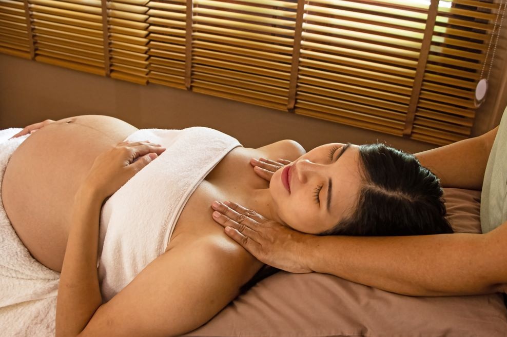 Cách Massage giảm đau lưng cho bà bầu hiệu quả