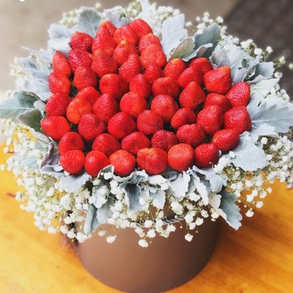 Cách trang trí giỏ hoa quả từ dâu tây và trái cây khác tặng mẹ ngày 20/10