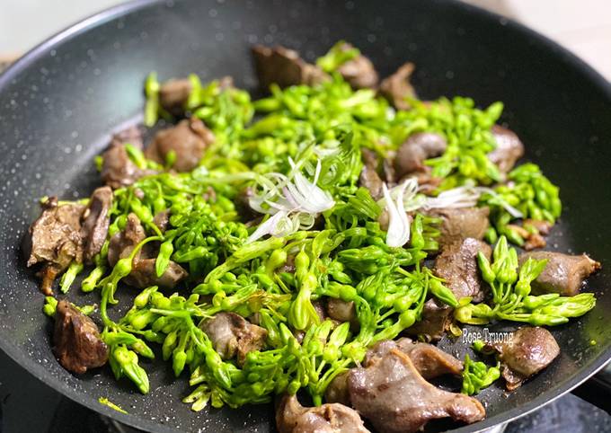 Hoa thiên lý xào lòng gà