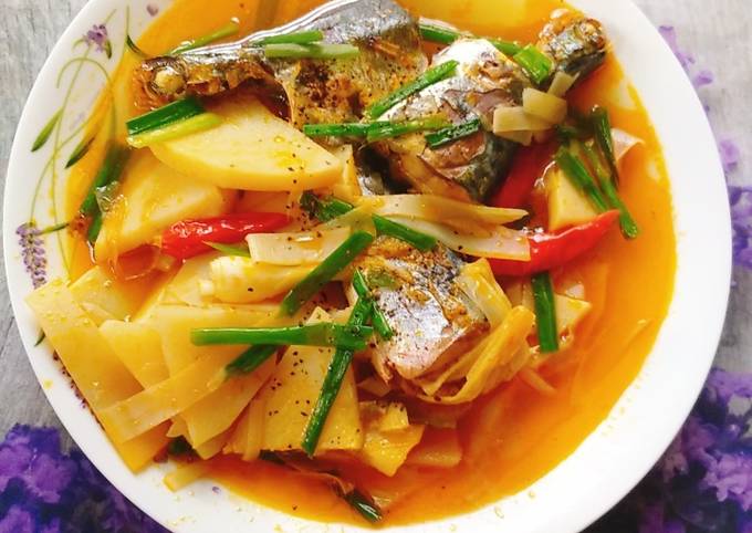 Cá nục kho măng