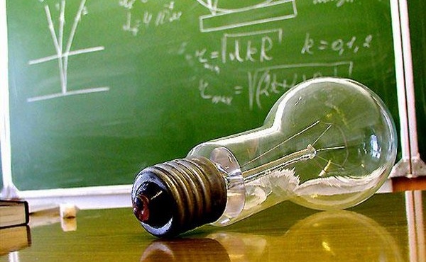 Trong các nhận định sau về hiện tượng khúc xạ, nhận định không đúng là...?