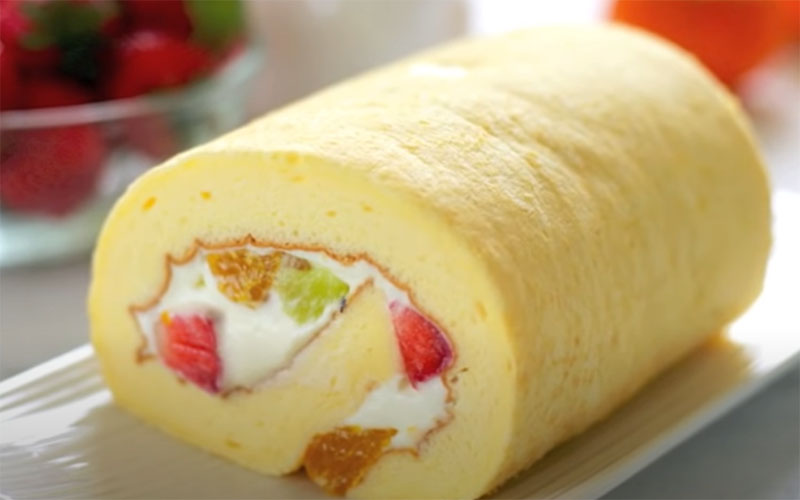 Bánh bông lan cuộn kem tươi