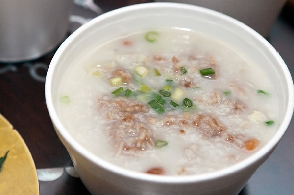 Cháo thịt bò với hành tây