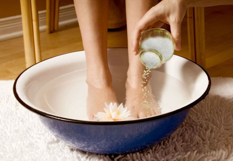 Có nên ngâm chân nước nóng trước khi ngủ?