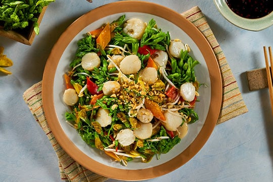 Món salad tôm hoa thiên lý xá xíu