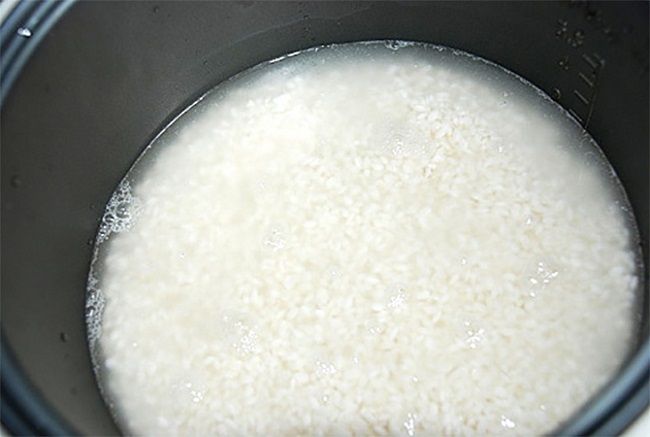 Cần làm gì khi nấu cơm bị sống, nhão, hay khê?