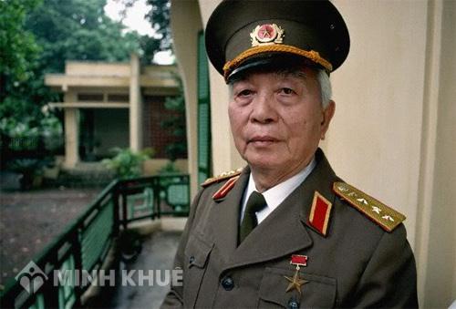 Tướng Giáp tại nhà riêng ở số 30 Hoàng Diệu, Hà Nội, hồi năm 1994. Đây là lúc ngay trước khi ông lên đường tới Điện Biên Phủ để kỷ niệm 40 năm chiến thắng chấn động địa cầu. 