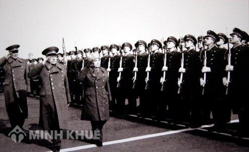 Ngày 10/3/1977, Đại tướng dẫn đầu một phái đoàn quân sự của Việt Nam thăm Liên Xô theo lời mời của Nguyên soái Dmitry Ustinov