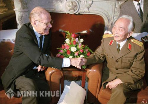 Hình ảnh đại tướng Võ Nguyên Giáp và bộ trưởng quốc phòng Mỹ