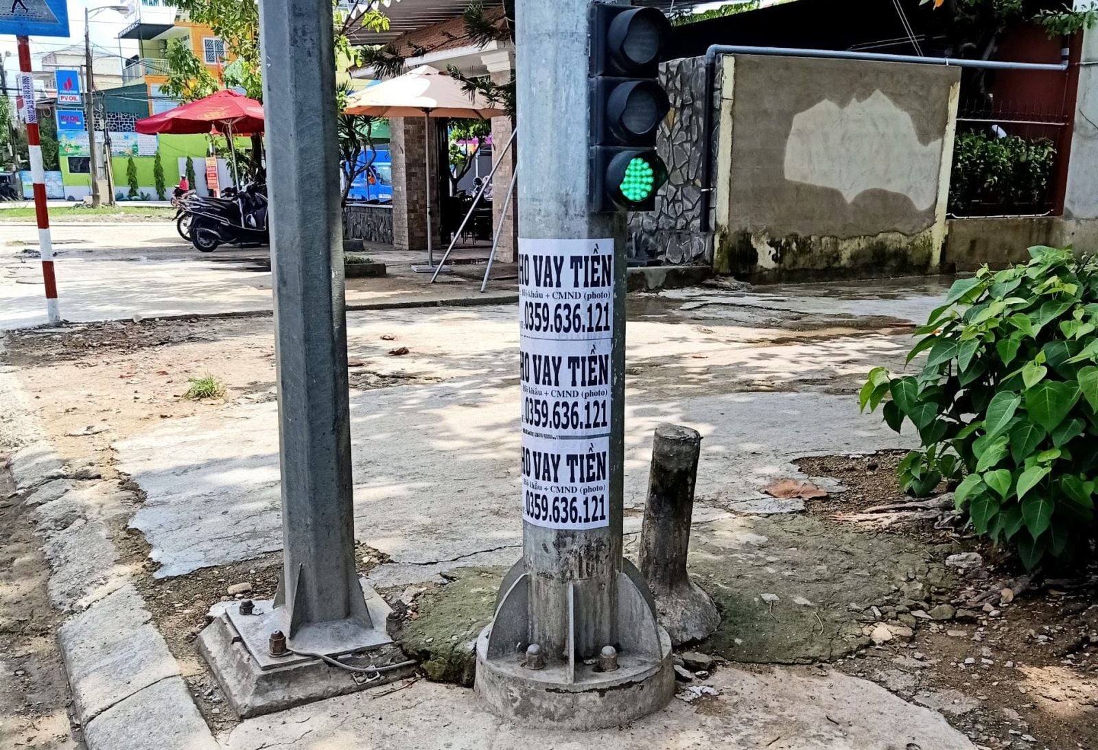 Dán tờ rơi lên cột điện có bị xử phạt?