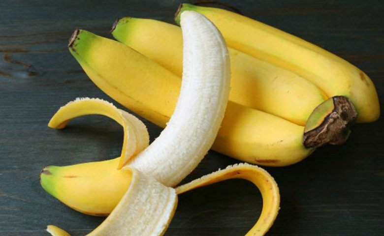 Bị mỡ máu cao có nên ăn lạc ,chuối không?
