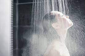 So sánh lợi ích của tắm nước lạnh và nước nóng đối với sức khỏe