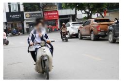 Em hãy phân tích lỗi vi phạm giao thông của các bạn học sinh trong ảnh dưới đây THPT