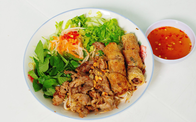 Cách làm bún chả giò chay giòn rụm thơm ngon cho buổi sáng
