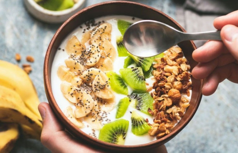 Hạt chia ăn thế nào mới đúng cách ? Có thể trộn với sữa chua, yến mạch?