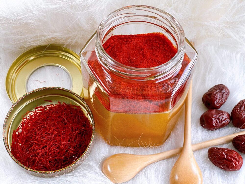 Pha saffron với mật ong