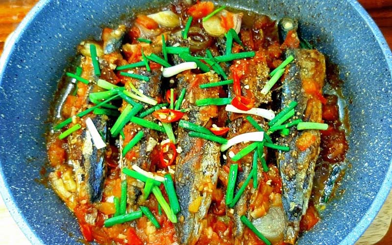 Cá nục kho cà chua