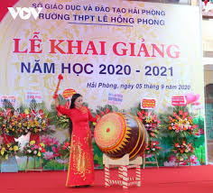 Mẫu trang trí bảng khai giảng năm học mới 2022-2023