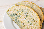 Ăn bánh mì mốc có an toàn hay không?