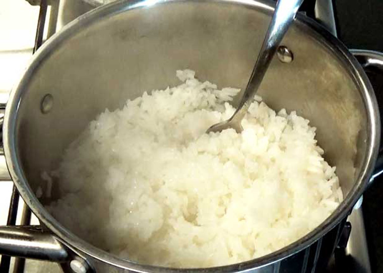 Cần làm gì khi nấu cơm bị sống, nhão, hay khê?