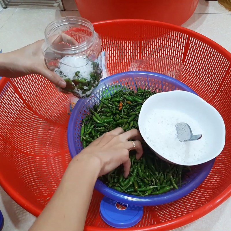 Cách làm ớt ngâm muối và nước muối giòn ngon để lâu không hư