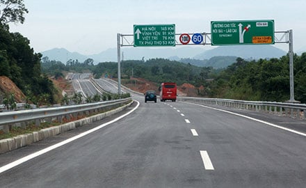 Hình ảnh vạch kẻ sát mép đường trên đường cao tốc