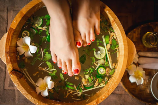 Có nên ngâm chân nước nóng trước khi ngủ?